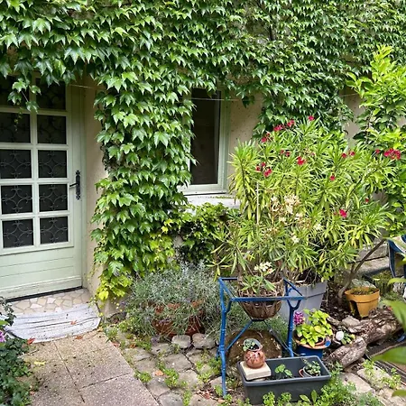 Maison De Arborée Avec Cachet